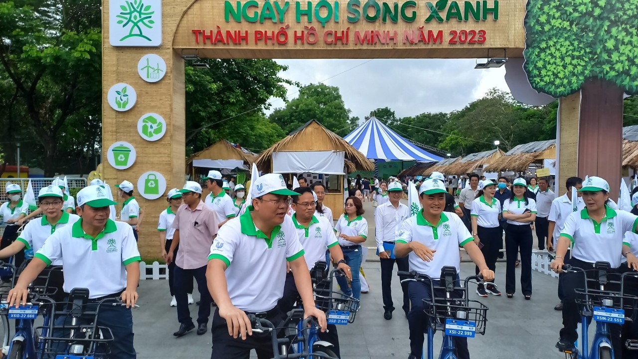 Ngay sau lễ khai mạc, các lãnh đạo và người dân cùng tham gia đạp xe đạp kêu gọi bảo vệ môi trường, hạn chế rác thải nhựa